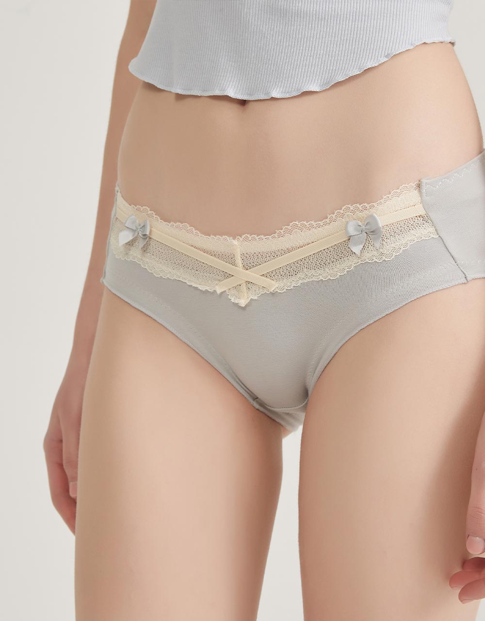 蕾絲抓皺交叉設計低腰內褲 粉藍